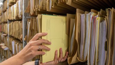 Akten aus Papier in einer Registratur der Staatsanwaltschaft