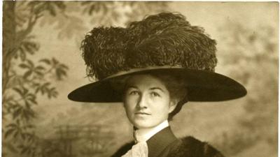 historische Aufnahme einer Frau mit sehr großem Hut mit Federschmuck