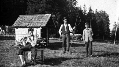 Viehhirten in Bernau im Schwarzwald, darunter zwei Kinder.