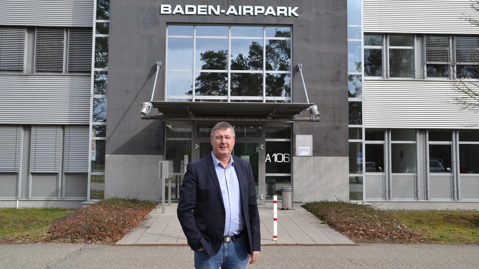 Der neue Geschäftsführer der Baden-Airpark GmbH, Uwe Kotzan, steht vor dem Verwaltungsgebäude des Baden-Airpark.