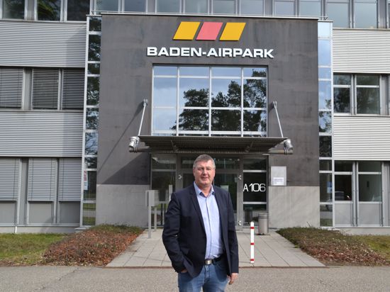 Der neue Geschäftsführer der Baden-Airpark GmbH, Uwe Kotzan, steht vor dem Verwaltungsgebäude des Baden-Airpark.