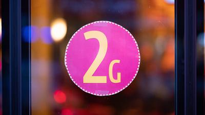 Ein Aufkleber mit der Aufschrift "2G" ist am Eingang von Schmidts Tivoli Theater zu sehen. 