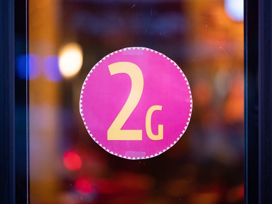 Ein Aufkleber mit der Aufschrift "2G" ist am Eingang von Schmidts Tivoli Theater zu sehen. 