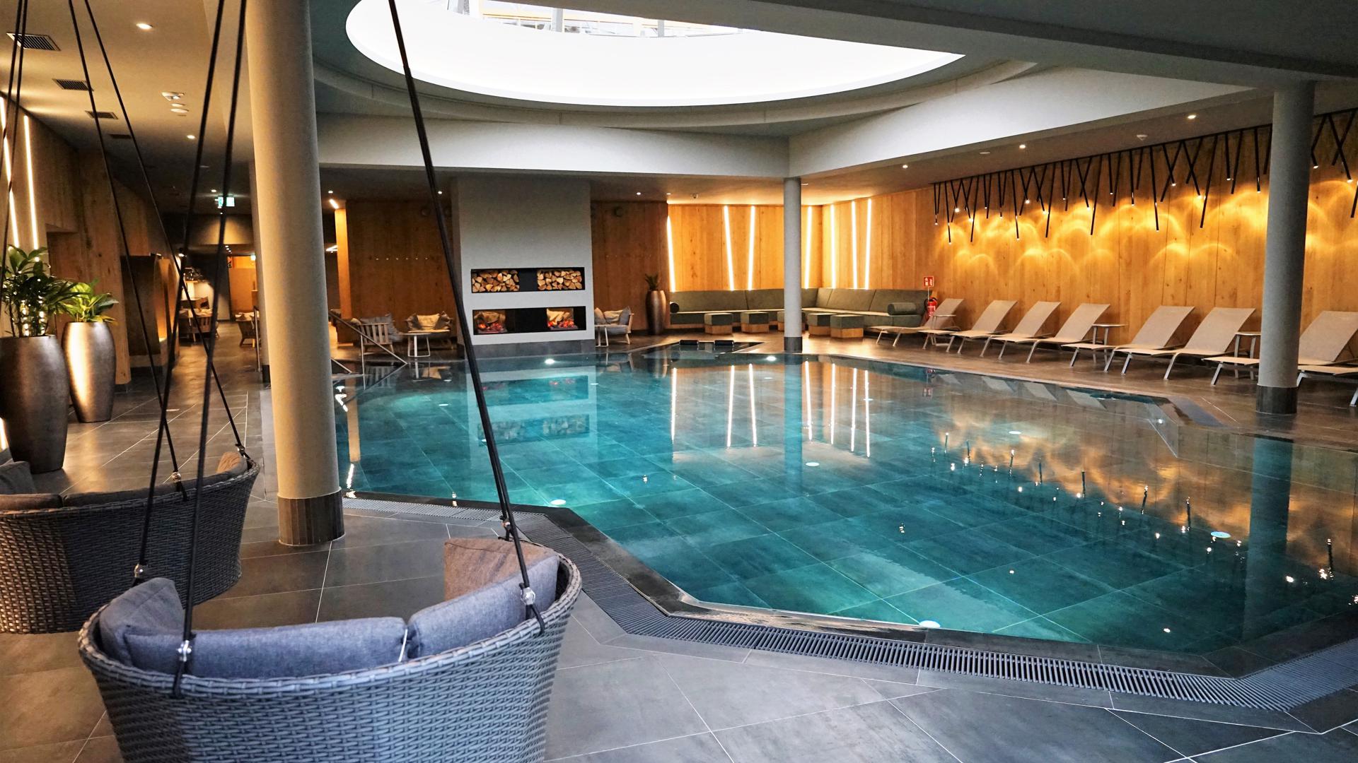 Swimming Pool und Liegestühle im Hotel-Wellnessbereich. 