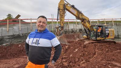 Antonio Savarino arbeitet als Baggerführer auf der Baustelle des Ausbau der Autobahn A8 im Enztal.