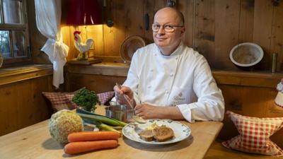 Oliver Steffensky zeigt im Restaurant Dorstuben seine gefüllte Kalbsbrust