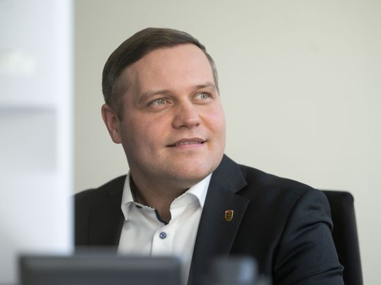 Der Landtagsabgeordnete Anton Baron (AfD) sitzt in den Fraktionsräumen der AfD Landtagsfraktion an einem Schreibtisch. Baron ist neuer Vorsitzender der AfD-Fraktion Baden-Württemberg. +++ dpa-Bildfunk +++
