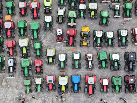 Bauern haben ihre Traktoren auf einem Platz vor der Oberschwabenhalle in Ravensburg abgestellt.