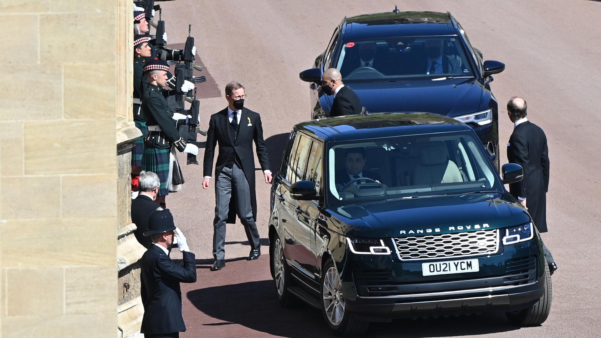 Bernhard Prinz von Baden (links) trifft vor der St.-Georgs-Kapelle auf Schloss Windsor ein. Die Trauerfeier und Beisetzung von Queen-Ehemann Prinz Philip, Herzog von Edinburg, finden auf Schloss Windsor statt.