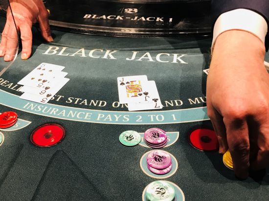 Die Spielbank im Kurhaus Baden-Baden lockt wieder mit Black Jack. Auch an den Roulette-Tischen rollt wieder die Kugel.