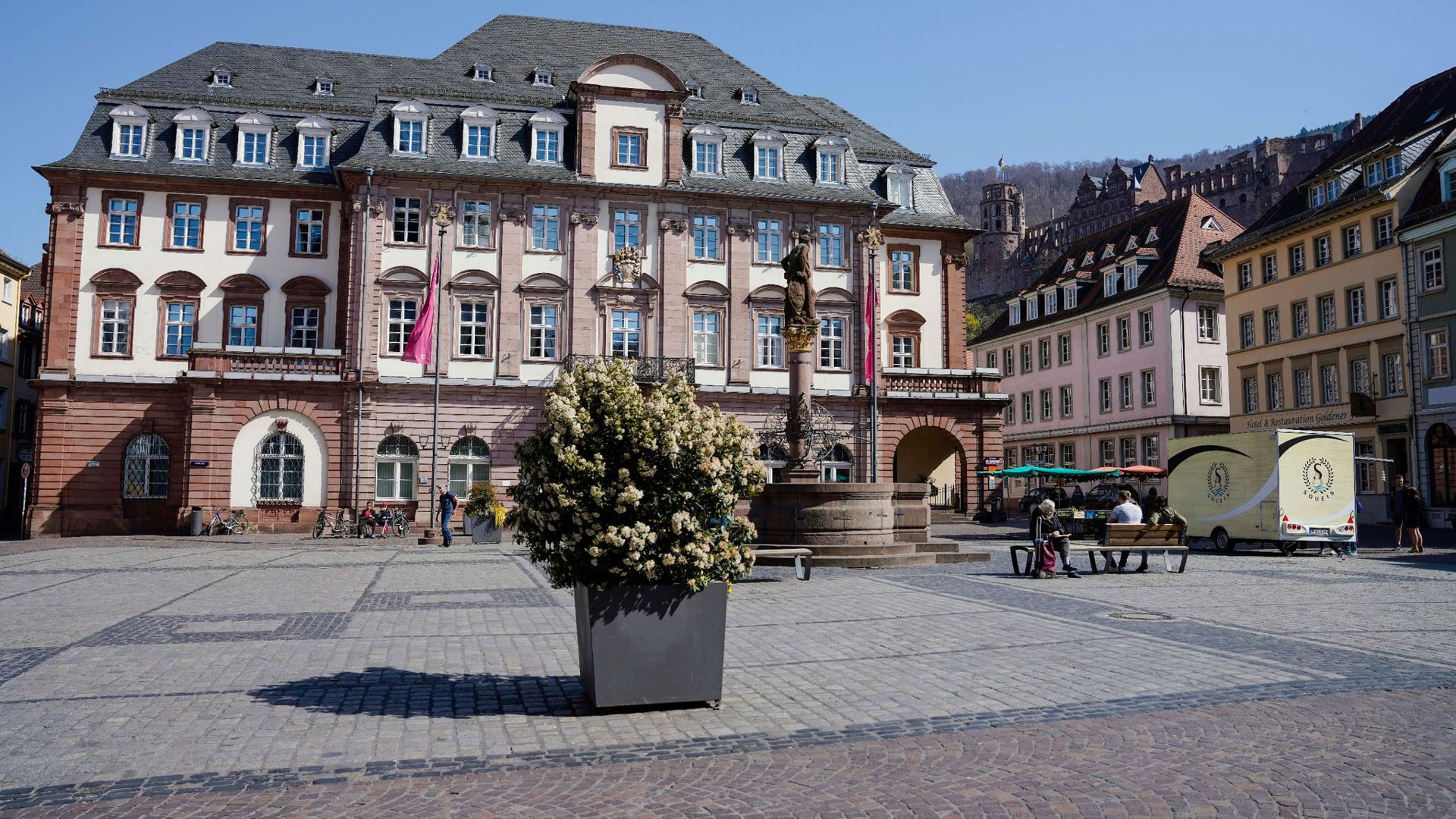 Blick auf den Marktplatz vorm Rathaus.