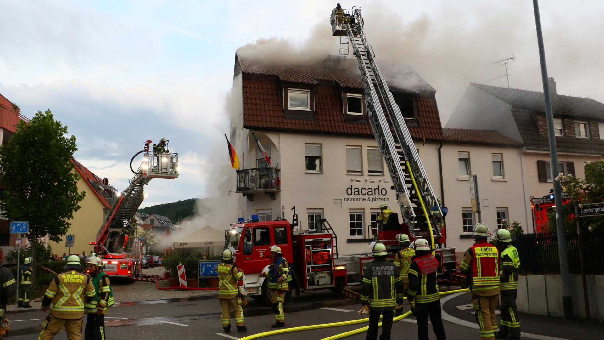 Einsatzkräfte der Feuerwehr löschen den Brand eines Mehrfamilienhauses im Landkreis Ludwigsburg.
