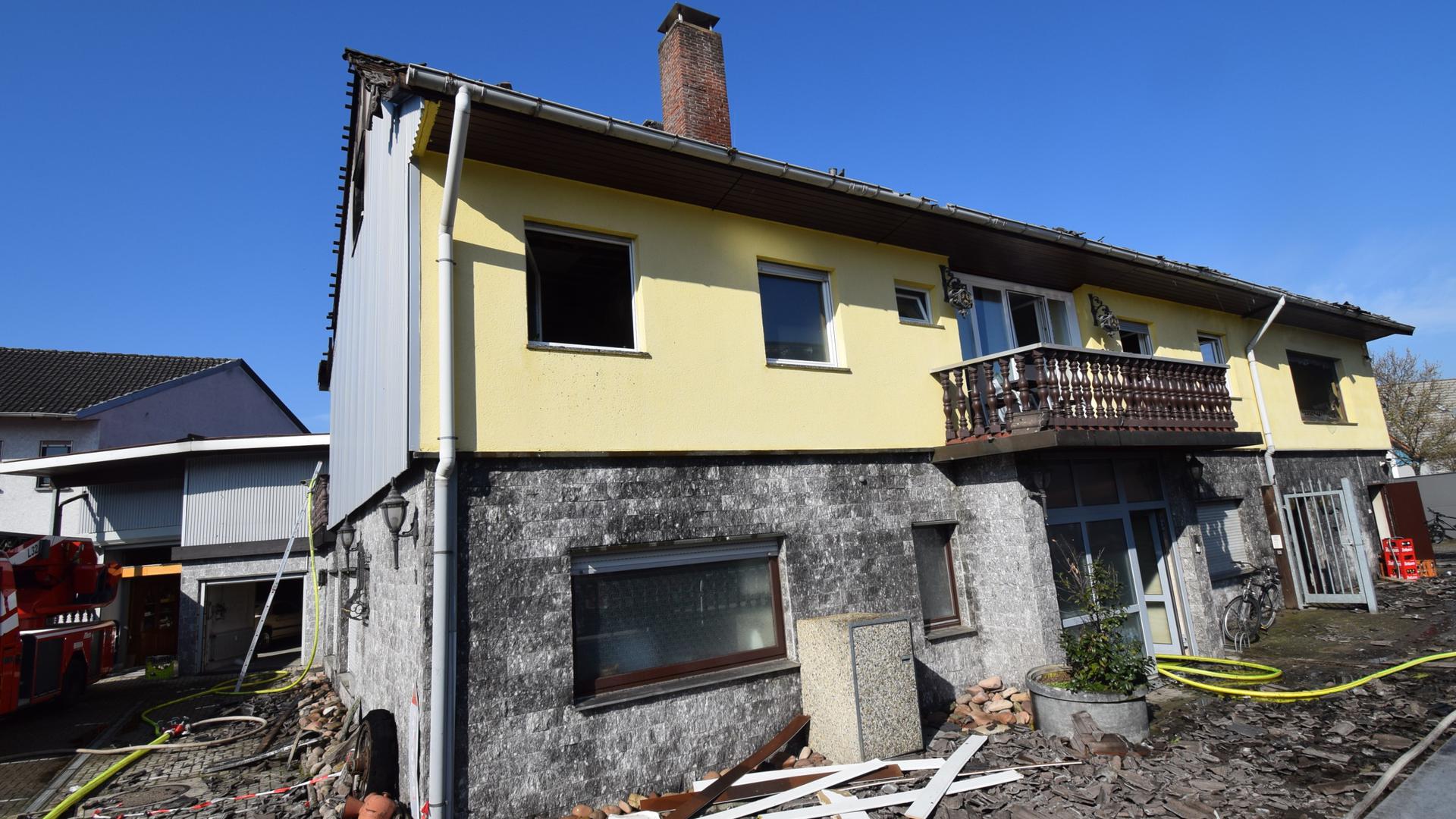 Unbewohnbar: In einem Mehrfamilienwohnhaus in Malsch (Landkreis Karlsruhe) hat es Dienstagnacht gebrannt. Die neun Bewohner konnten sich rechtzeitig retten