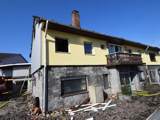 Unbewohnbar: In einem Mehrfamilienwohnhaus in Malsch (Landkreis Karlsruhe) hat es Dienstagnacht gebrannt. Die neun Bewohner konnten sich rechtzeitig retten