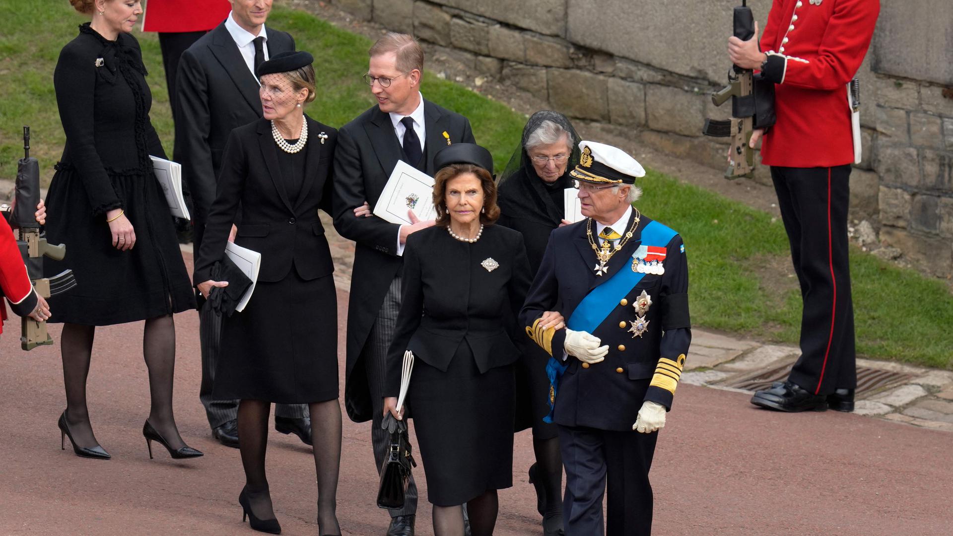 Bernhard Prinz von Baden (Mitte) nimmt mit seiner Frau, Prinzessin Stephanie, sowie seiner Mutter, Markgräfin Valerie, am Aussegnungsgottesdienst für Queen Elizabeth II. auf Schloss Windsor teil. Vor ihnen laufen Carl Gustav, König von Schweden, und seine Frau, Königin Silvia.