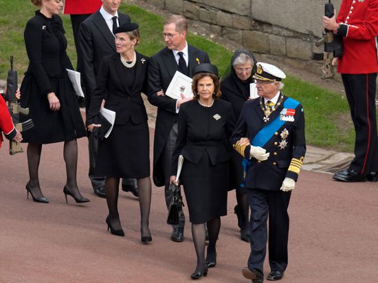 Bernhard Prinz von Baden (Mitte) nimmt mit seiner Frau, Prinzessin Stephanie, sowie seiner Mutter, Markgräfin Valerie, am Aussegnungsgottesdienst für Queen Elizabeth II. auf Schloss Windsor teil. Vor ihnen laufen Carl Gustav, König von Schweden, und seine Frau, Königin Silvia.
