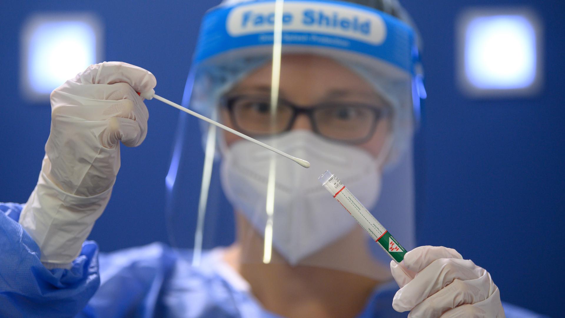 Eine Ärztin hält einen Coronavirus-Test in den Händen.