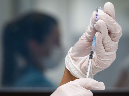Eine Werksärztliche Assistentin zieht in einem betrieblichen Impfzentrum eine Dosis des Impfstoffes von Biontech/Pfizer auf.