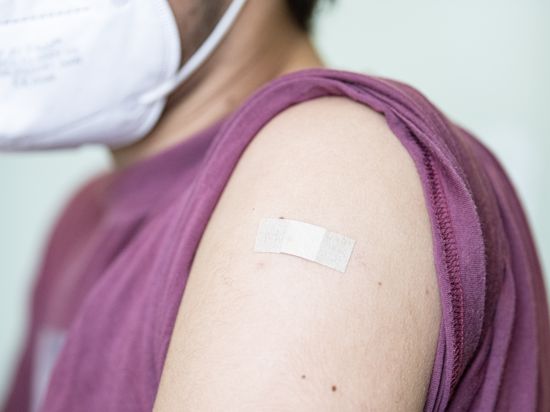 Auf dem Arm eines Jugendlichen klebt ein Pflaster, nachdem er mit dem Corona-Impfstoff Comirnaty von Biontech/Pfizer geimpft wurde.