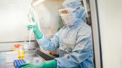 Wettkampf gegen die Zeit: In den Labors des Tübinger Pharmaunternehmens Curevac wird mit Hochdruck an der Entwicklung eines Corona-Impfstoffs gearbeitet. Die Forscher setzen im Kampf gegen das Virus auf ein smartes und vielseitiges Biomolekül. 