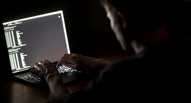 Ein Mann schreibt auf der Tastatur eines Laptops. (zu dpa «Bitcoin und Co.: Organisiertes Verbrechen setzt zunehmend auf Kryptowährungen») +++ dpa-Bildfunk +++