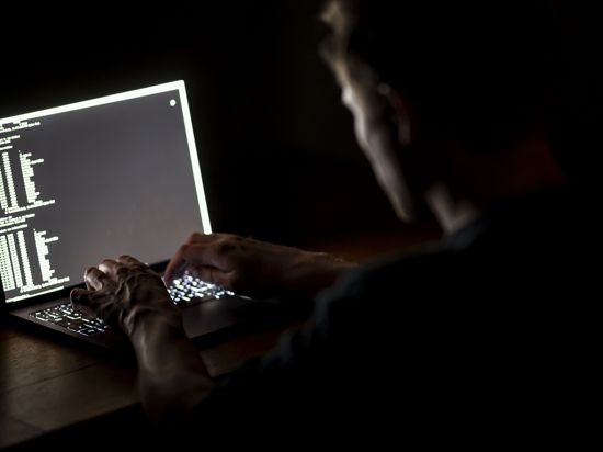 Ein Mann schreibt auf der Tastatur eines Laptops. (zu dpa «Bitcoin und Co.: Organisiertes Verbrechen setzt zunehmend auf Kryptowährungen») +++ dpa-Bildfunk +++