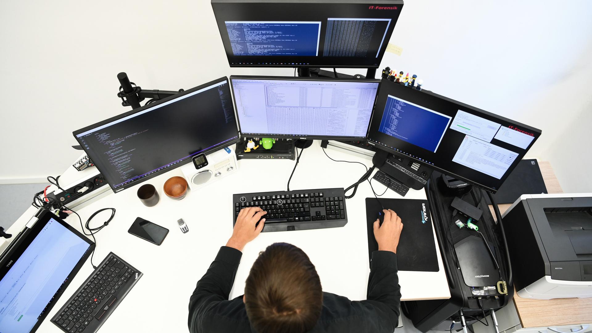Der IT-Forensiker Hannes Pollach sitzt in senem Büro vor mehreren Bildschirmen. Die Zentralstelle Cybercrime Bayern (ZCB) feiert am 1. Januar fünfjähriges Jubiläum. (zu dpa-Korr "Auf den Spuren des Darknets") +++ dpa-Bildfunk +++