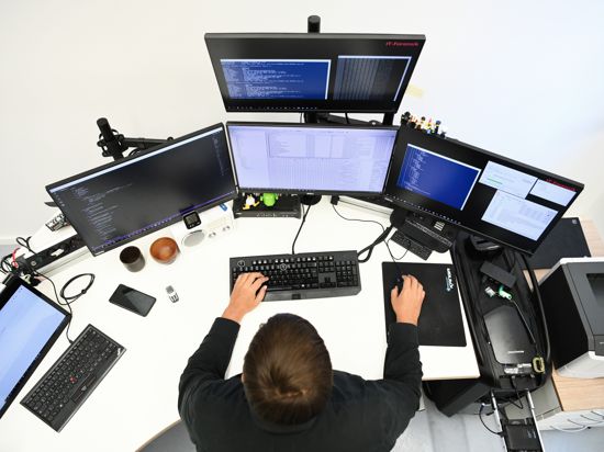 Der IT-Forensiker Hannes Pollach sitzt in senem Büro vor mehreren Bildschirmen.
