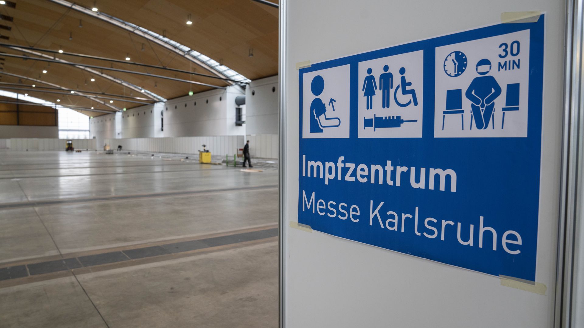 Die ersten Trennwände stehen schon: In der Messe Karlsruhe entsteht auf 12.500 Quadratmeter Fläche ein Zentrales Corona-Impfzentrum, dessen spezielles Konzept einen besonders zügigen und sicheren Betrieb ermöglichen soll. 