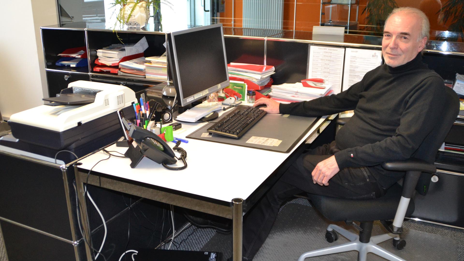 Jürgen Braun, Aufsichtsratsvorsitzender der Pfizer Deutschland GmbH, sitzt an seinem Schreibtisch
