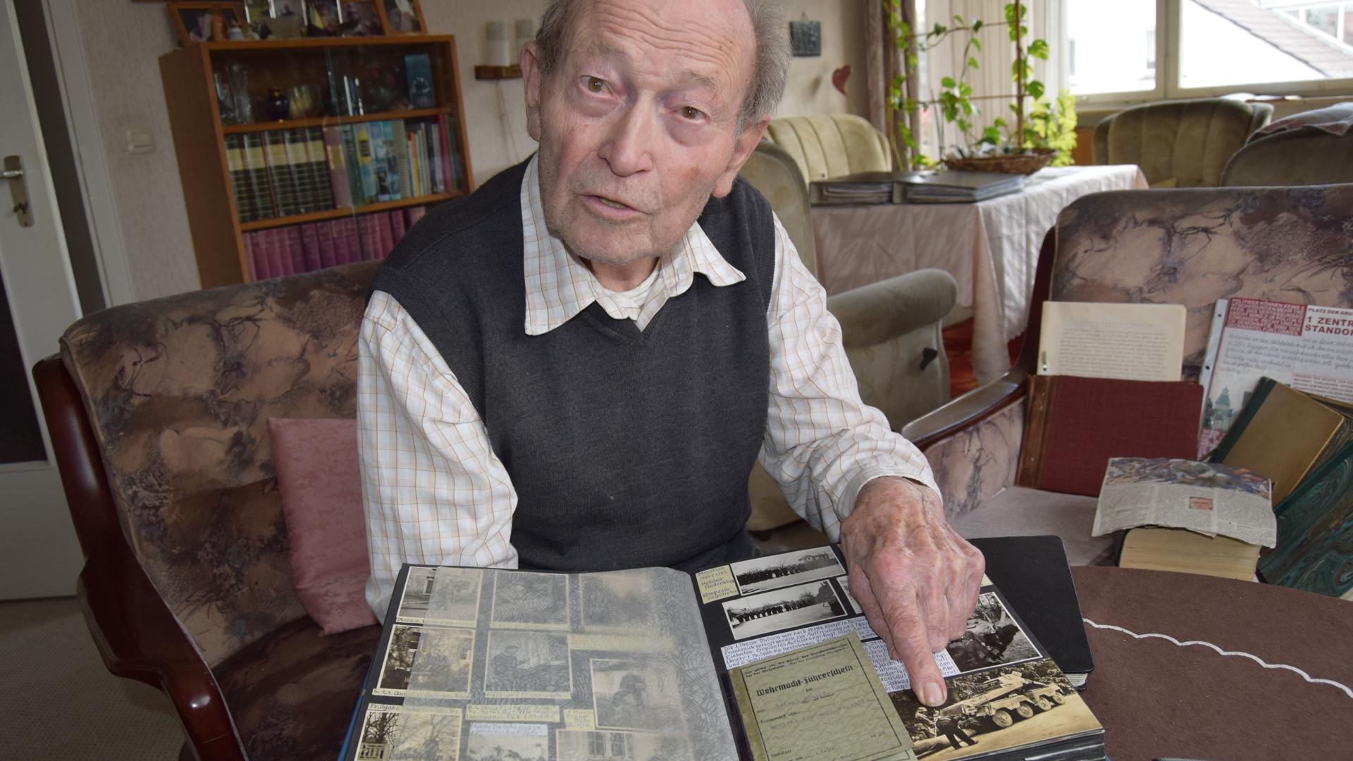 Mit 97 Jahren beschäftigen ihn die Kriegserlebnisse mehr denn je: Helmut Scharf aus Ettlingen hat vielen Fotos und Tagebuchaufzeichnungen aus seiner schweren Zeit als Soldat. 