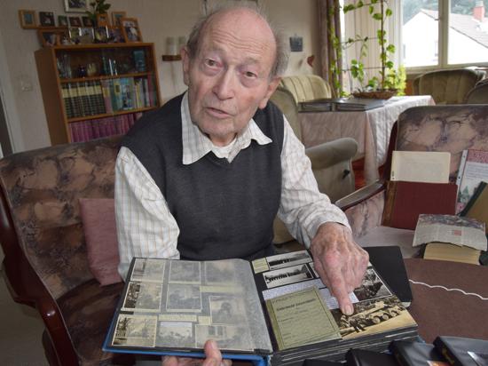 Mit 97 Jahren beschäftigen ihn die Kriegserlebnisse mehr denn je: Helmut Scharf aus Ettlingen hat vielen Fotos und Tagebuchaufzeichnungen aus seiner schweren Zeit als Soldat. 