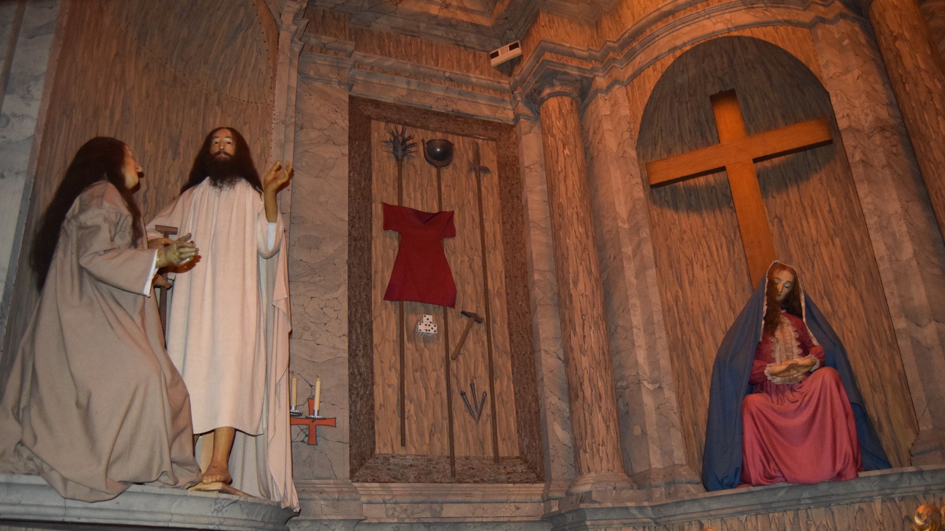 In der Magdalenenkapelle stehen mehrere lebensgroße Wachsfiguren. Sie stellen Jesus und Maria Magdalena dar.