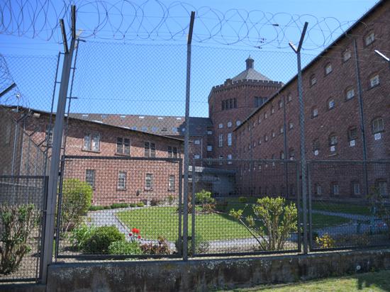 Blick vom Revierhof auf das Krankenrevier und auf einen Zellentrakt des Haupthauses. Laut offiziellen Angaben leben durchschnittlich rund 630 Gefangene in der JVA Bruchsal.