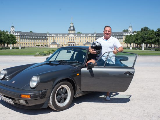 Meister der Selbstinszenierung: Marko König mit dem gleichen Porsche mit dem er 1992 den Rekord auf dem Hockenheimring aufgestellt hat vor dem Karlsruher Schloss.