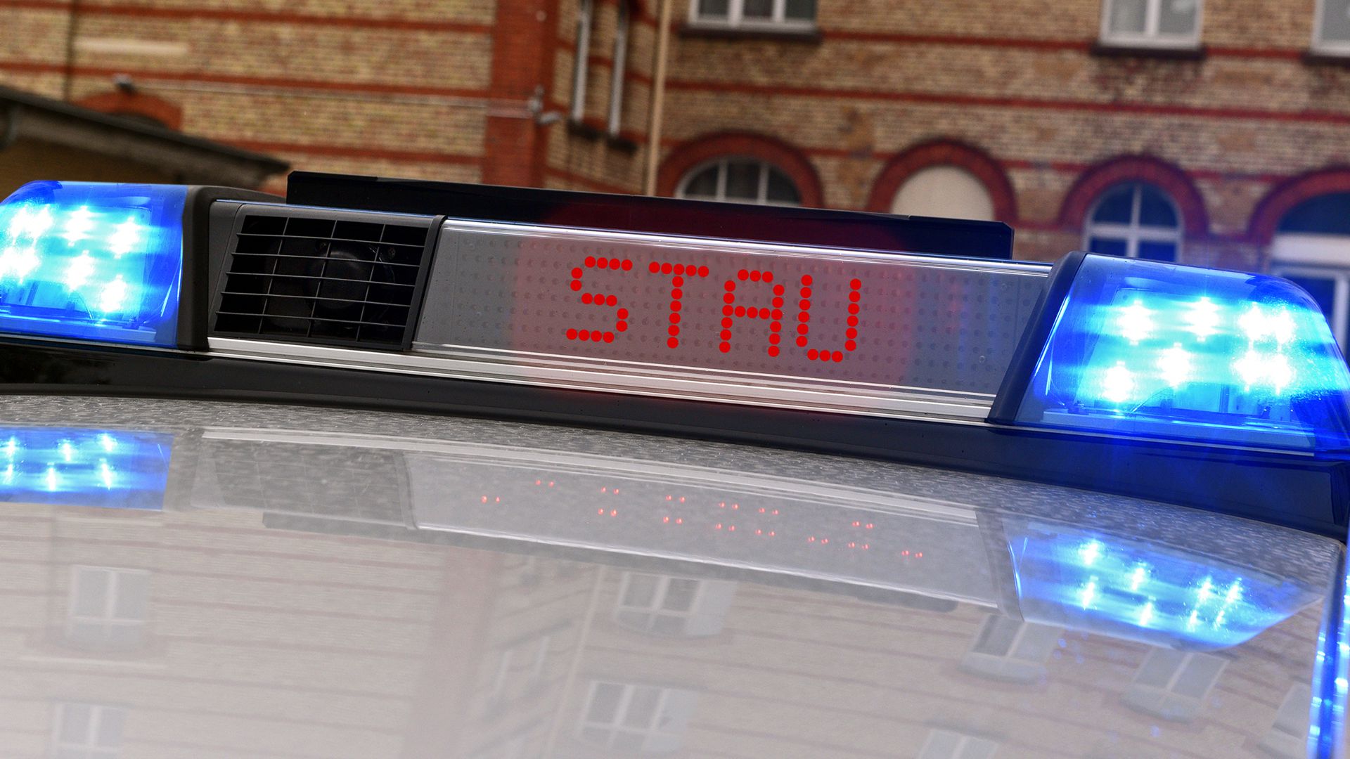 Ein Display auf dem Autodach der Polizei mit der Aufschrift "Stau" (Symbolbild)