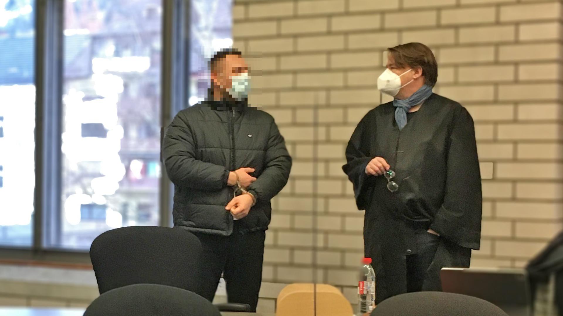 Vor Prozessbeginn: Strafverteidiger Oliver Wallasch (rechts) mit seinem Mandanten. Gut 1,2 Millionen Euro soll der Angeklagte zwischen März 2019 und Mai 2020 mit dem Handel von Drogen aller Art verdient haben.