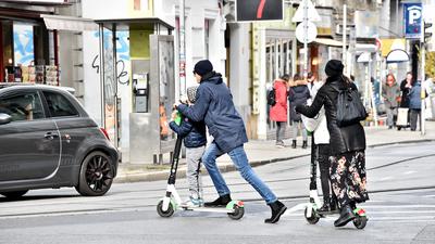 Ein E-Scooter überquert eine Straße (Symbolbild)