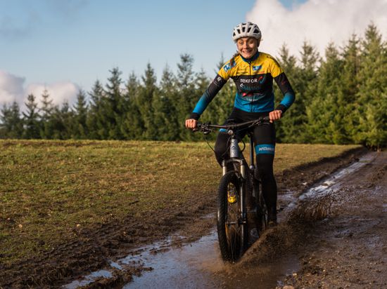 Alina Bähr ist deutsche Meisterin im E-MTB, also im Mountainbiken mit einem E-Bike. 