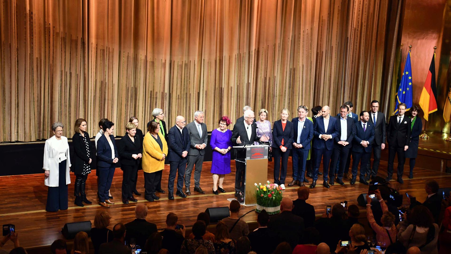 Stolze Kabinettsriege: Fast das komplette Landeskabinett mit Ministern und Staatssekretären war, angeführt von Ministerpräsident Kretschmann (Mitte) nach Baden-Baden gekommen.