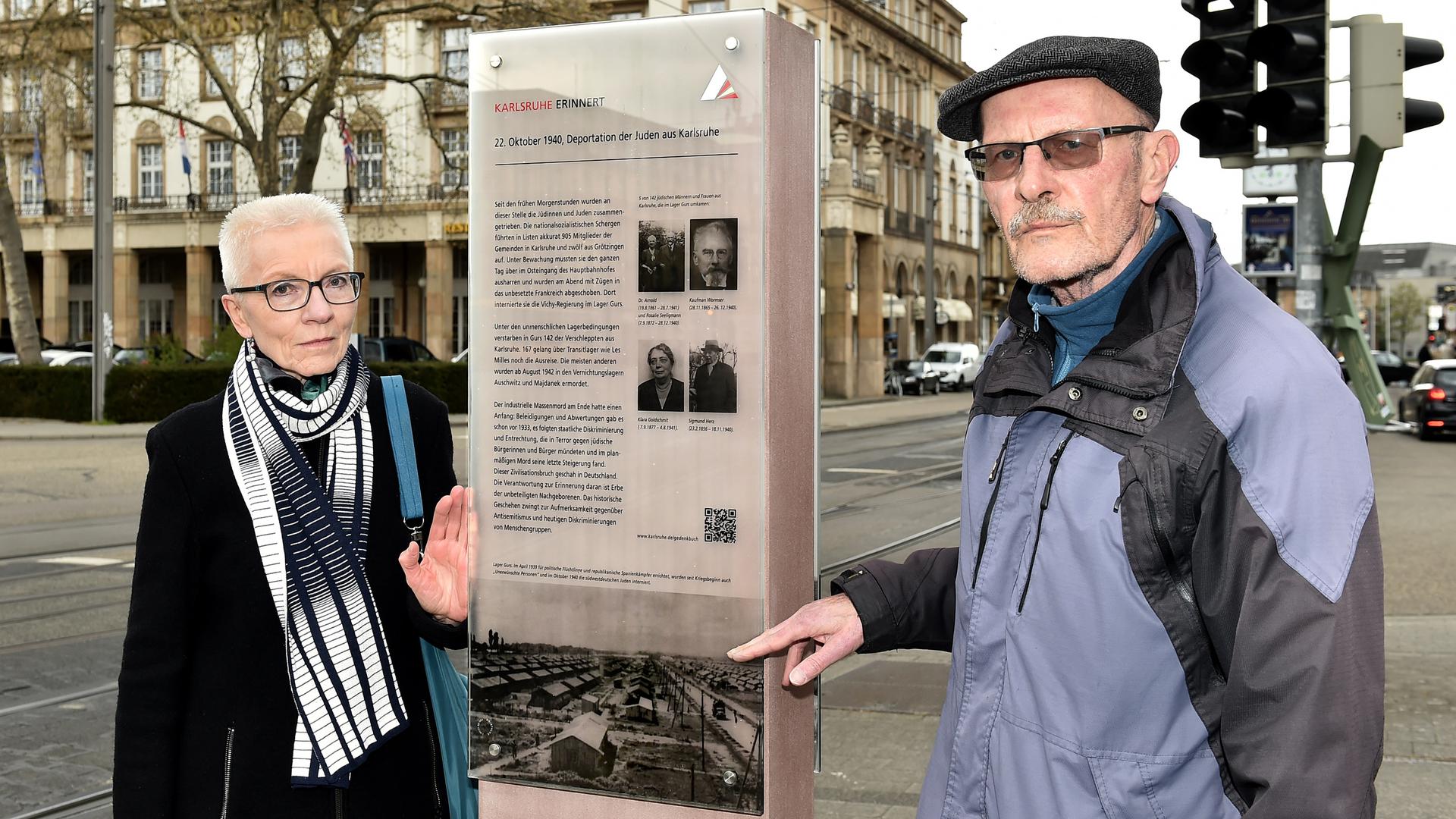Ausgangspunkt der Verschleppung: Eine Stele erinnert daran, dass 1940 am Karlsruher Hauptbahnhof 1.000 Juden zusammengetrieben und nach Gurs verschleppt wurden. Das Ehepaar Brigitte und Gerhard Brändle recherchiert seit Jahrzehnten zur Deportation.