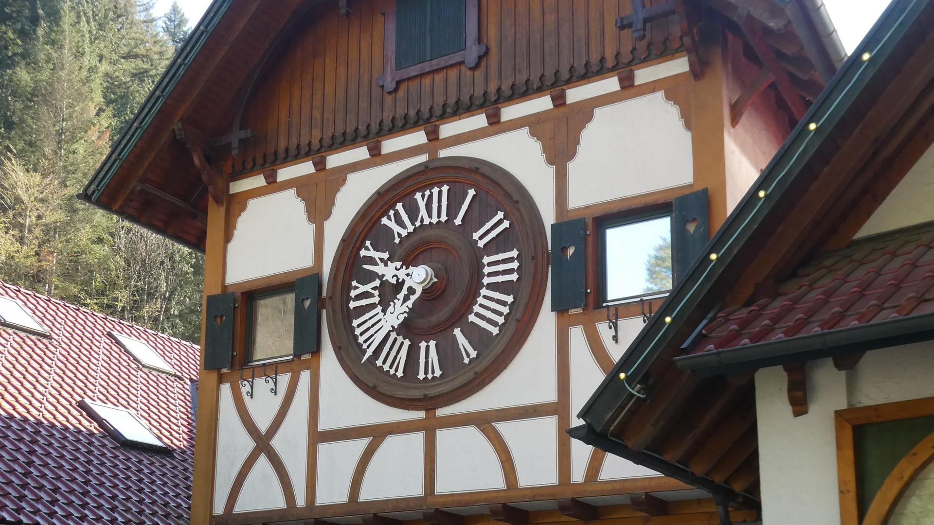 Die größte Kukucksuhr der Welt bei Gutach liegt auf der Wanderroute des Schwarzwaldbahn-Erlebnispfads.