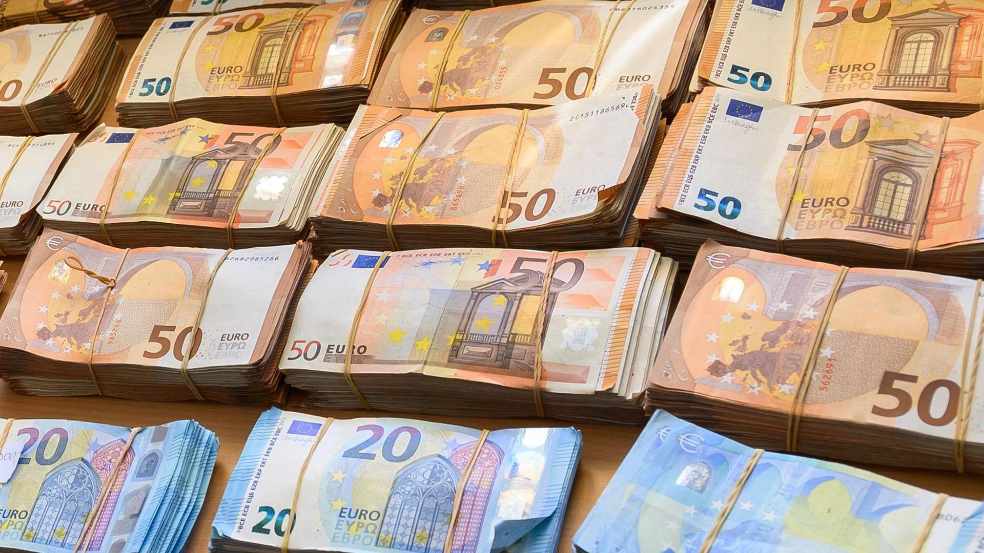 Euro-Banknoten liegen auf einem Tisch.