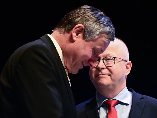 Hans-Ulrich Rülke (links), FDP-Fraktionsvorsitzender im Landtag von Baden-Württemberg, spricht mit dem FDP-Landesvorsitzenden Michael Theurer.