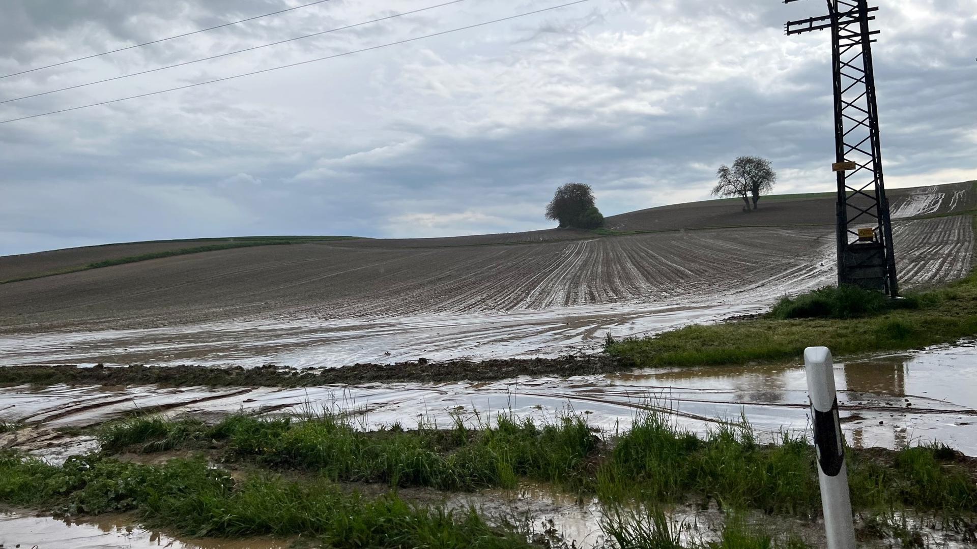 Schlammwasser auf den Feldern.

