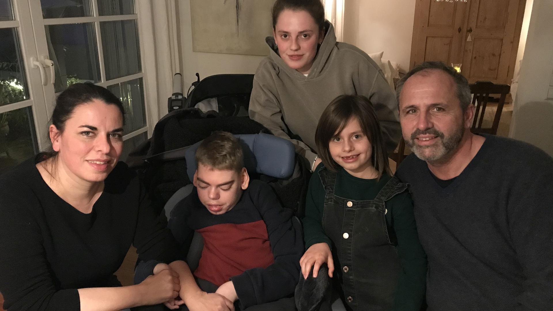 Familie T. mit dem schwerstbehinderten Felix im Wohnzimmer.