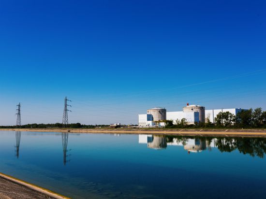 Die beiden Reaktorgebäude des Kernkraftwerk (AKW) Fessenheim und eine anliegende Halle sind aus der Entfernung im Rheintal zu sehen. Mit der Abschaltung des zweiten Reaktors wird das umstrittene Kraftwerk an der Grenze zu Deutschland endgültig stillgelegt. Der erste Reaktor war bereits Ende Februar vom Netz gegangen. +++ dpa-Bildfunk +++