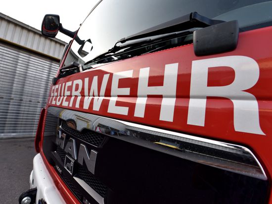 Die Frontscheibe eines Feuerwehrautos zeigt einen Schriftzug (Symbolbild).