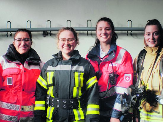 Junge Frauen in Rettungsuniformen. Werbekampagne des Bevölkerungsschutzes Baden-Württemberg 2021.