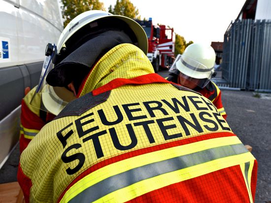 Feuerwehr Stutensee arbeitet neben einem Fahrzeug (Symbolbild)